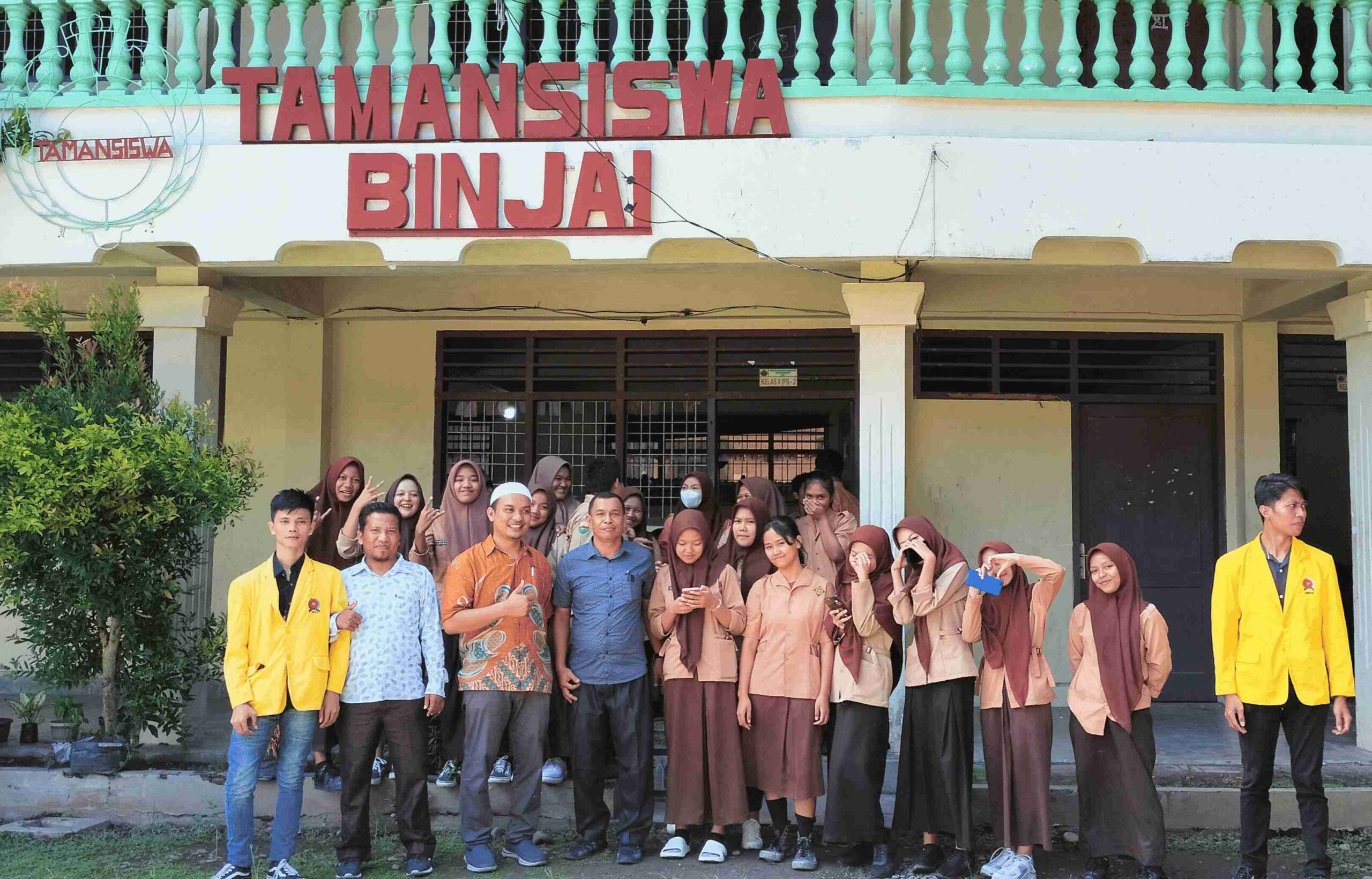 Pelatihan cloud computing menggunakan elastic compute (ec2) sebagai webserver bagi siswa sma swasta taman siswa binjai